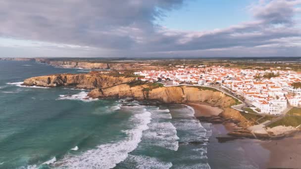 Vista Aérea Del Pueblo Zambujeira Mar Playa Portugal Vuela Lejos — Vídeo de stock