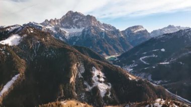Kışın başında Monte Civetta 'nın hava manzarası. Dolomite Alpleri, İtalya