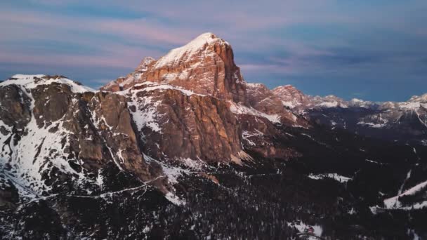Majestueus Uitzicht Berg Lagazuoi Dolomieten Bij Zonsondergang Drone Beelden — Stockvideo