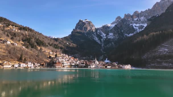Volo Sul Lago Verso Villaggio Alleghe Inizio Inverno Nelle Alpi — Video Stock