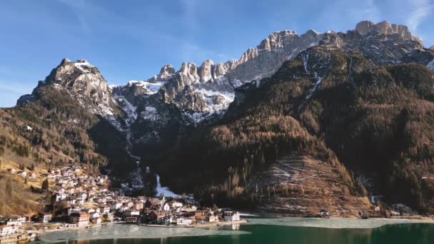 Alleghe Dorp Met Monte Civetta Achtergrond Een Zonnige Winterdag Dolomieten — Stockvideo