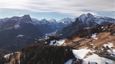 İnsansız hava aracı tepenin üzerine çıkar ve görkemli dağ manzarasını ortaya çıkarır. İtalya, Dolomite Alplerinde kış