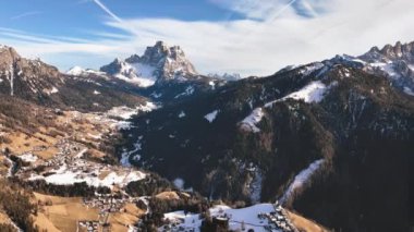 Güneşli bir kış gününde Dolomite Alpleri 'nin manzarası. Monte Pelmo ve Monte Civetta karla kaplı ve altında bir Alp köyü var. Veneto bölgesi, İtalya
