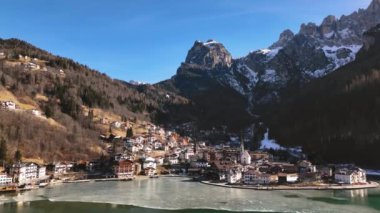 Filmin sonunda Alleghe köyüne doğru yukarıdan aşağıya bakan Alleghe 'ye doğru uçuyor. İtalya 'da kış mevsimi