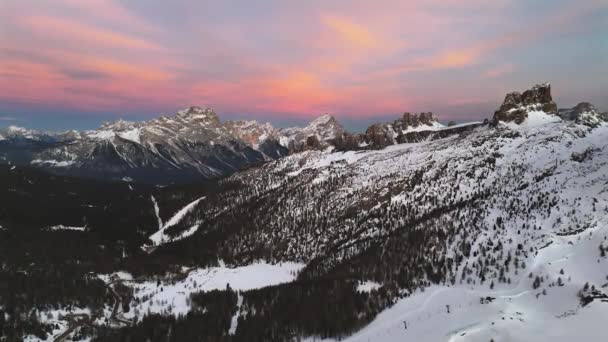 Vliegen Passo Falzarego Bij Zonsondergang Bergen Zijn Bedekt Met Sneeuw — Stockvideo