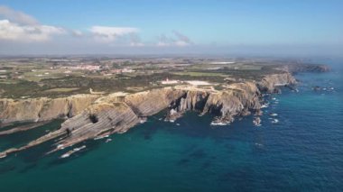 Farol do Cabo Sardao 'nun, Portekiz' in batı kıyısındaki deniz fenerinin hava görüntüleri. Manzaralı dev uçurumlar ve turkuaz okyanus suları
