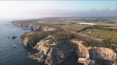 Sahilde büyük uçurumlar ve altın ışığın kenarındaki patikalar. Portekiz 'in ünlü Rota Vicentina ya da Balıkçı Yolu