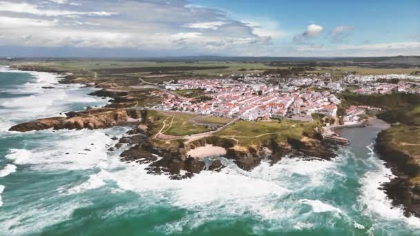ポルトガル西部のポルト コヴォに向かうドローン飛行 伝統的なポルトガルの家を持つ風光明媚な海岸線と村の眺め — ストック動画