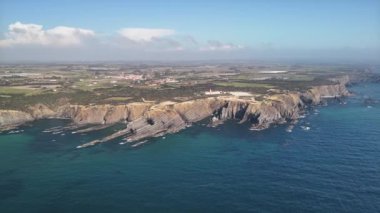 Balıkçılık Yolu 'nun ve Farol do Cabo Sardao deniz fenerinin hava panoramik görüntüleri. Alentejo, Portekiz 'in batısı.