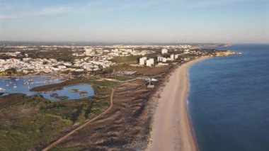 Gün batımında Alvor köyü ve Praia de Alvor 'un hava panoramik manzarası. Algarve, Portekiz
