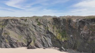 Majestic bazalt kayaları ve batı Portekiz 'in yüksek uçurumları. Arrifana yakınlarında Praia do Medo