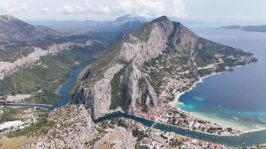 Omis kıyı şeridi, Cetina nehri ve çevresindeki dağların panoramik hava manzarası. Split-Dalmaçya İlçesi, Hırvatistan