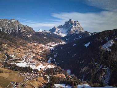 Güneşli bir kış gününde Dolomite Alpleri 'nin manzarası. Monte Pelmo arka planda ve Selva di Cadore köyü de aşağıda. Veneto bölgesi, İtalya