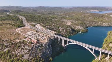 Krka Köprüsü ve gözlem güvertesi güneşli bir yaz gününde Vidikovac Krka 'nın havadan panoramik görüntüsü