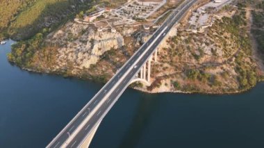 Hırvatistan 'ın Krka Ulusal Parkı' ndaki nehrin karşısındaki Krka Most köprüsünün en aşağıdan görünüşü. Binici araçlı otoyol