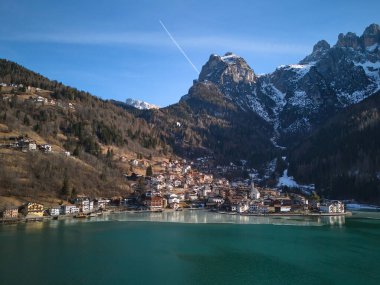 Güneşli bir kış gününde Alleghe köyü ve Lago di Alleghe 'nin hava manzarası. Monte Civetta arka planda. Dolomitler, İtalya