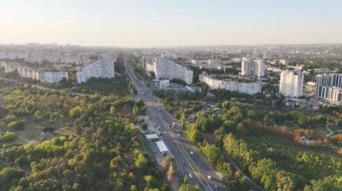 Gün batımında Chisinau şehrinin havadan panoramik görüntüsü, Moldova. Botanica Bölgesi ve ana yolu Bulevardul Dacia