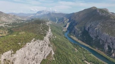 Hırvatistan 'ın Omis kenti yakınlarındaki Cetina Nehri Kanyonu' nun havadan panoramik manzarası