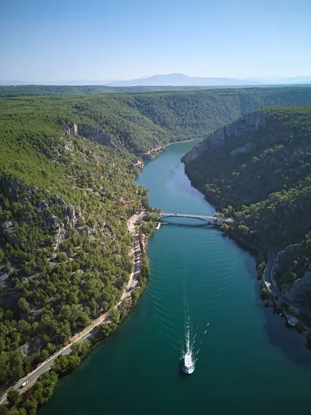 Hırvatistan 'ın Krka Ulusal Parkı' ndaki nehir kanyonunda seyir gemisi denize açıldı. Hava görünümü