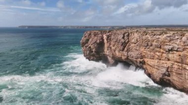 Portekiz 'in Sagres Kalesi' ndeki uçurumun altında dev okyanus dalgaları esiyor.