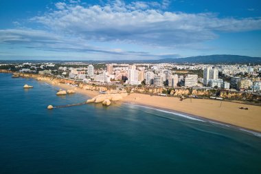 Portimao şehri ve ünlü sahil manzarası Praia Da Rocha sonbaharda alçak mevsimde, Portekiz