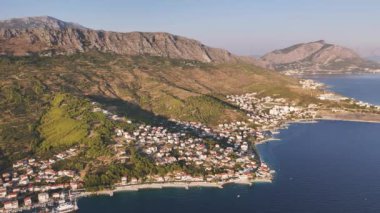 Split-Dalmaçya bölgesindeki Hırvat kıyı şeridinin kuş bakışı manzarası. Omis kasabası ve yakındaki köyler Dugi Rat, Mali Rat ve Duce