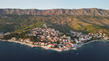 Altın saat boyunca küçük Dugi Rat köyünün hava manzarası. Hırvatistan 'da yaz tatilleri