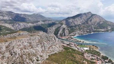 Hırvatistan 'ın Omis kenti yakınlarındaki deniz kıyısının havadan panoramik manzarası. Hırvatistan 'da yaz tatilleri