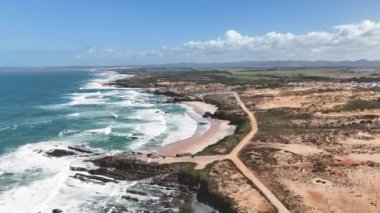 Praia do Almograve plajının ve Alentejo bölgesindeki Almograve köyünün havadan panoramik manzarası. Baharda Portekiz Okyanusu