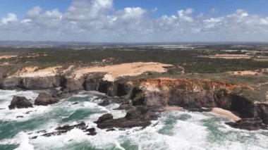 Portekiz kıyılarının havadan görünüşü. Flysch kayaları ve altında dev okyanus sörfü. Cabo Sardao, Portekiz