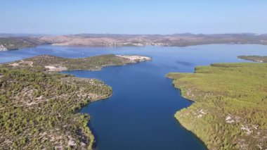 Krka Nehri 'nin Prokljan Gölü' ne olan birleşiminin havadan panoramik görüntüsü. Dalmaçya, Hırvatistan