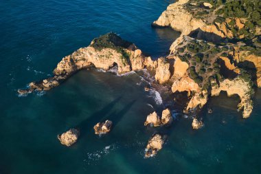 Atlantik Okyanusu tarafından yıkılan kireçtaşı kayalıkların yukarıdan görünüşü. Algarve, Portekiz