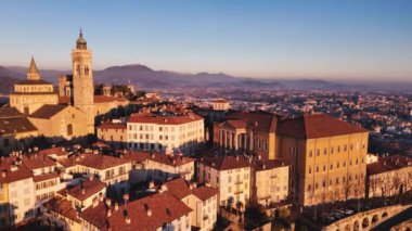 Bergamo 'nun tarihi kalbinin havadan görünüşü. Eski Yukarı Şehir' in altın ışığı. İtalya 'da kış mevsimi