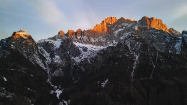 Civetta Dağı, kışın ilk saatlerinde gün batımının güzelliğiyle. Dolomite Alpleri, İtalya