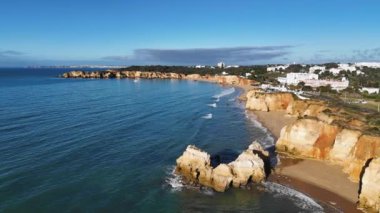 Praia dos Careanos ve Praia do Amado sahillerindeki güzel kayalıkların havadan görünüşü. Portimao, Portekiz