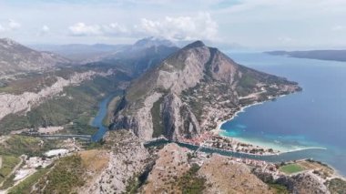 Omis, Cetina nehir kanyonu ve Dinaric Alpleri kıyı şeridinin hava manzarası. Balkan Yarımadası, Hırvatistan