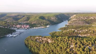 Hırvatistan 'ın yukarısından Skradin ve Krka nehir kanyonunun havadan panoramik manzarası. Güzel gün batımı Yumuşak ışık