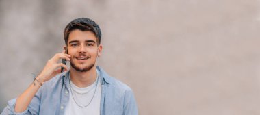 Genç adam cep telefonunda fotokopi uzayı ile konuşuyor