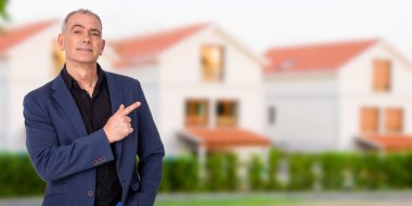 İşadamı evleri işaret ediyor