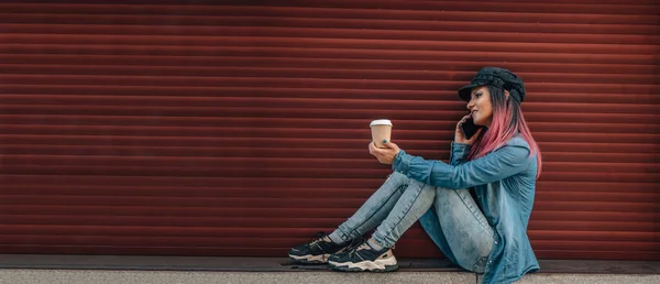 Mädchen Telefoniert Freien Mit Einer Jalousie Auf Rotem Hintergrund — Stockfoto