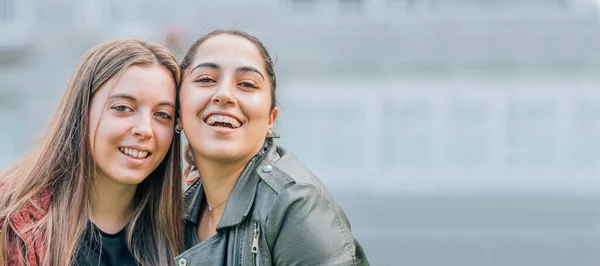 Porträt Zweier Freundinnen Lächelnd Die Sich Auf Der Straße Mit — Stockfoto