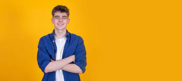 Porträt Eines Jungen Lächelnden Teenagers Auf Gelbem Hintergrund — Stockfoto
