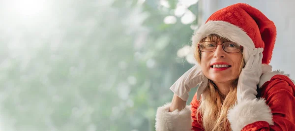 Orta Yaşlı Yetişkin Kadın Noel Baba Kostümü Giyiyor — Stok fotoğraf