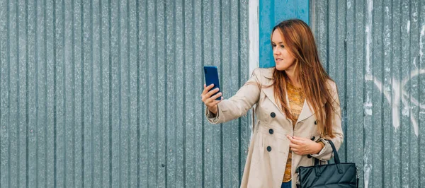 Kvinne Med Mobiltelefon Gaten Høsten – stockfoto