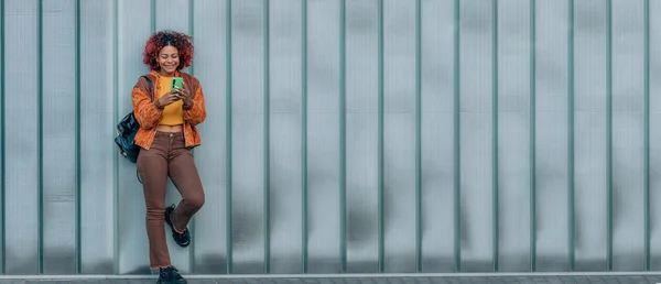 Nero Donna Afro Americana Latina Con Telefono Cellulare Strada — Foto Stock