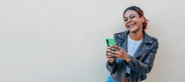 Дівчина Мобільним Телефоном Сміється Голосно Вуличній Стіні Копіювальним Простором — стокове фото
