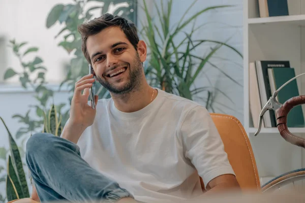 Hombre Sonriente Casa Hablando Por Teléfono Móvil — Foto de Stock