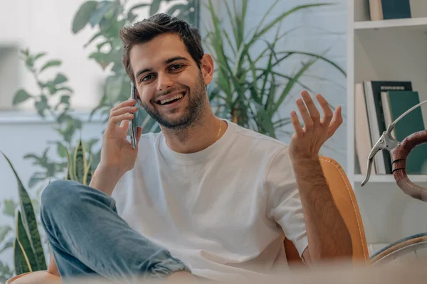 Усміхнений Чоловік Вдома Говорить Мобільному Телефоні — стокове фото