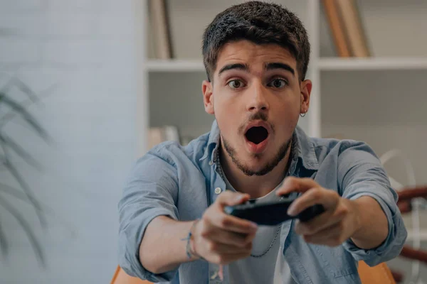 Νεαρός Άνδρας Στο Σπίτι Joystick Παίζουν Online — Φωτογραφία Αρχείου