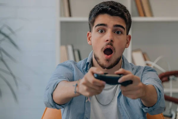 Jonge Man Thuis Met Joystick Spelen Online — Stockfoto